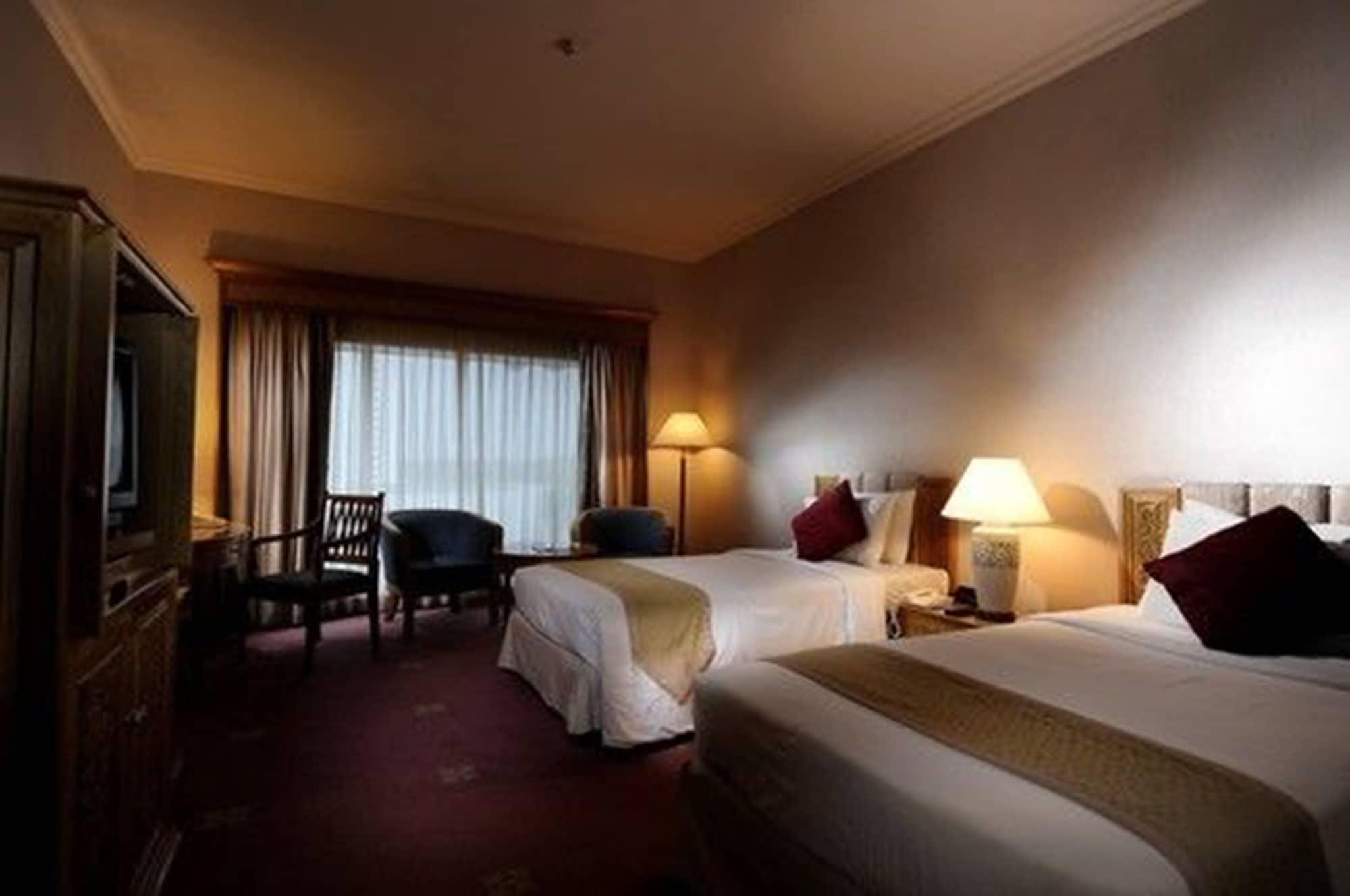 Puteri Wing - Riverside Majestic Hotel Kuching Luaran gambar