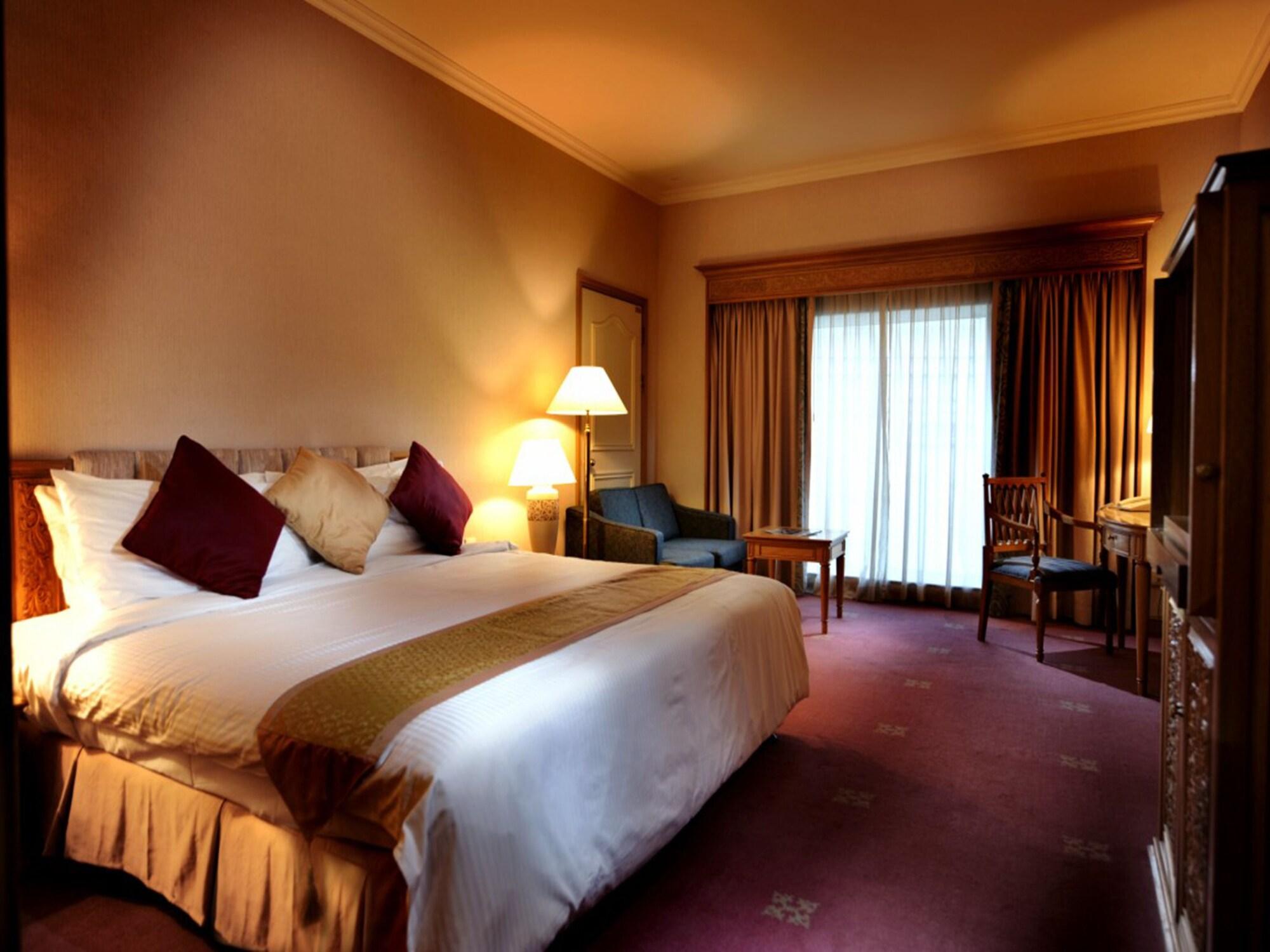 Puteri Wing - Riverside Majestic Hotel Kuching Luaran gambar