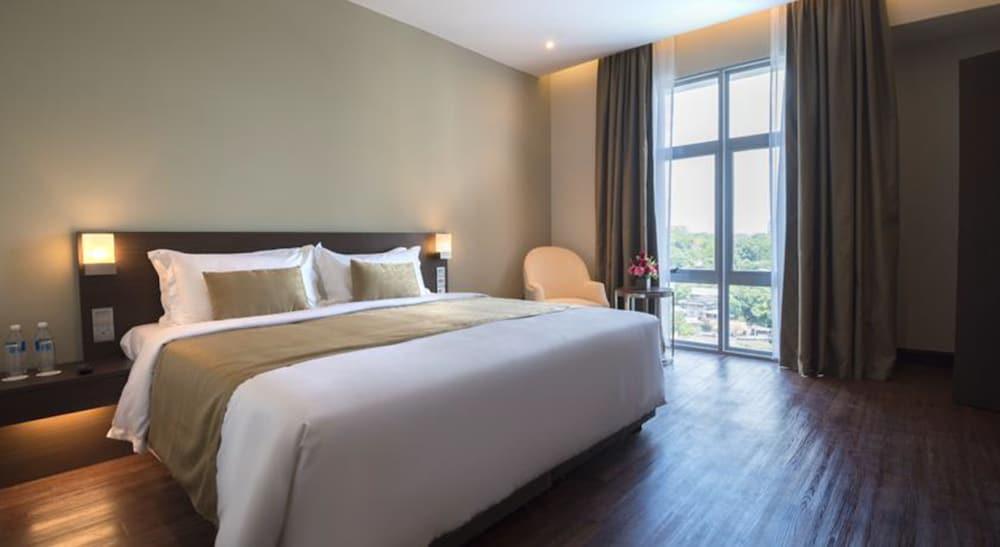 Puteri Wing - Riverside Majestic Hotel Kuching Luaran gambar